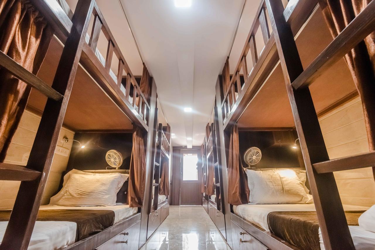 Awesome Dormitory - Men Only Мумбай Екстериор снимка