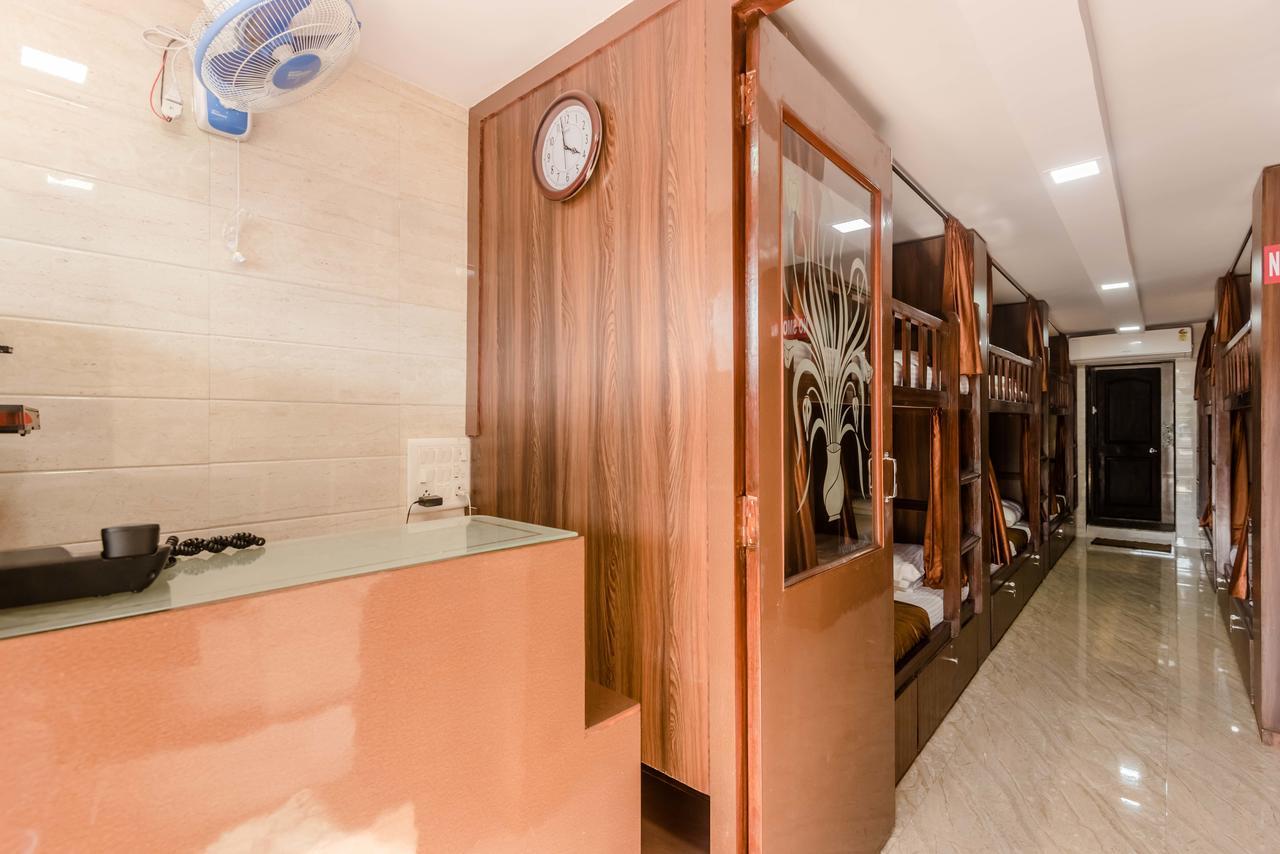 Awesome Dormitory - Men Only Мумбай Екстериор снимка