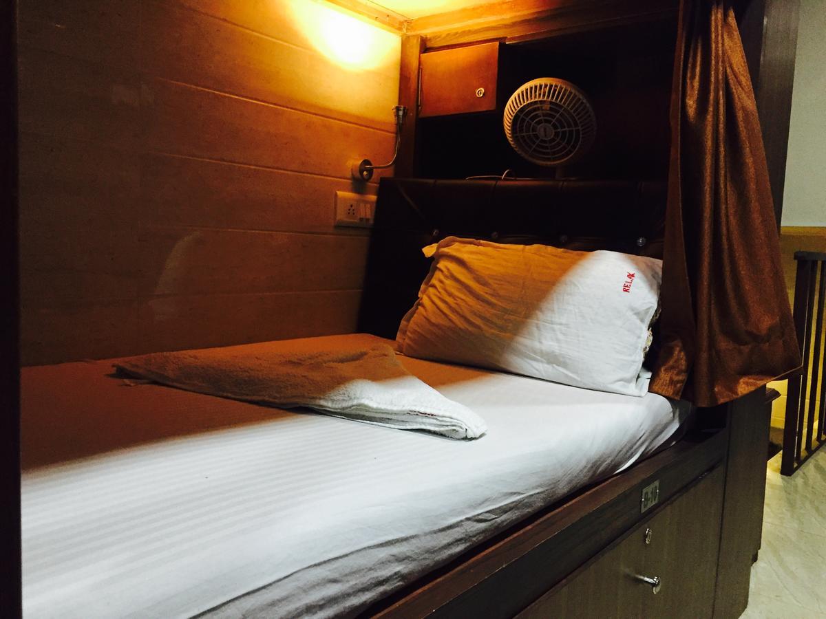 Awesome Dormitory - Men Only Мумбай Екстериор снимка